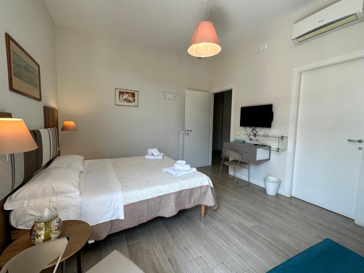 Domus Luca - Central Rooms In The Heart Of Naples Extérieur photo