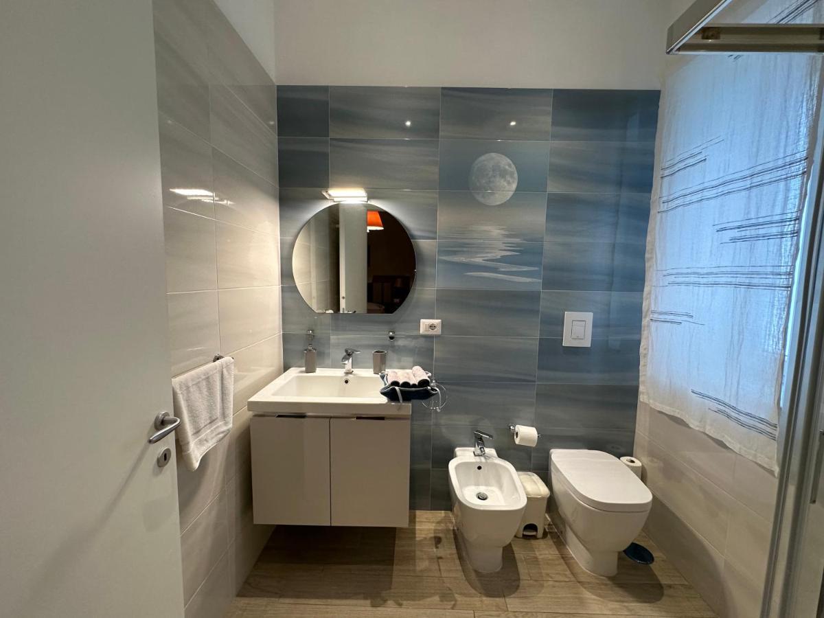 Domus Luca - Central Rooms In The Heart Of Naples Extérieur photo
