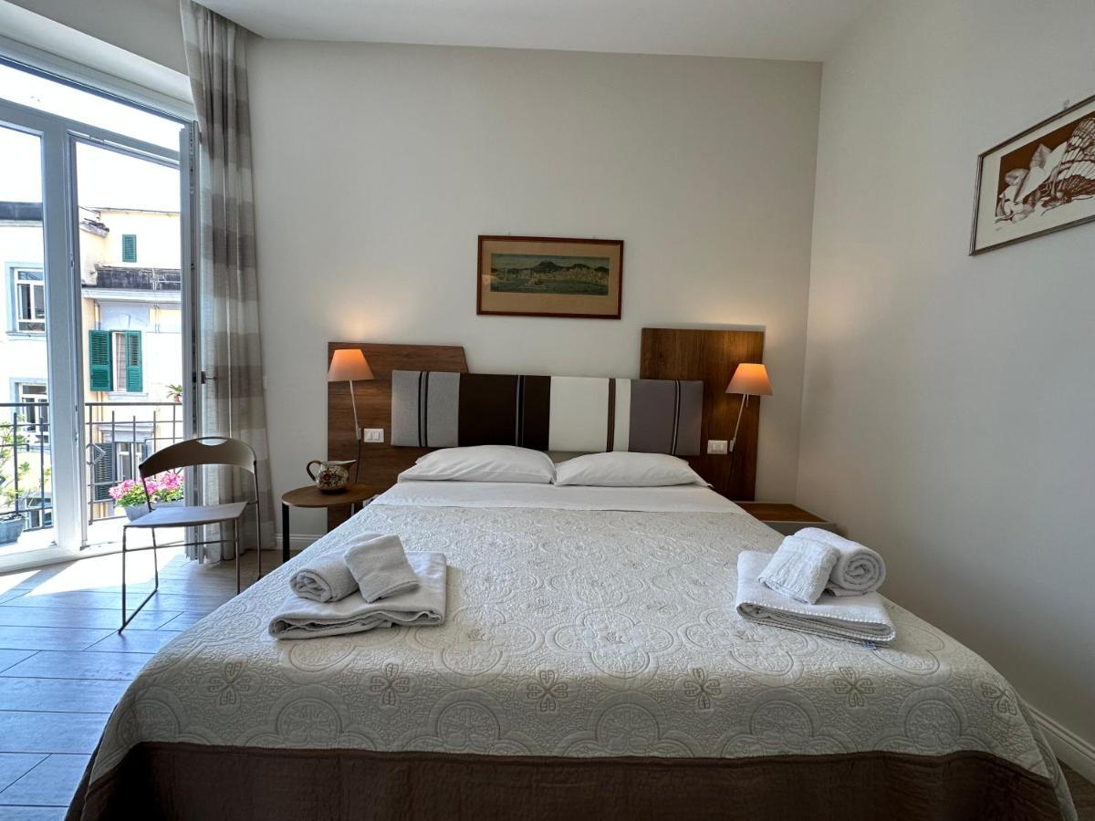 Domus Luca - Central Rooms In The Heart Of Naples Extérieur photo