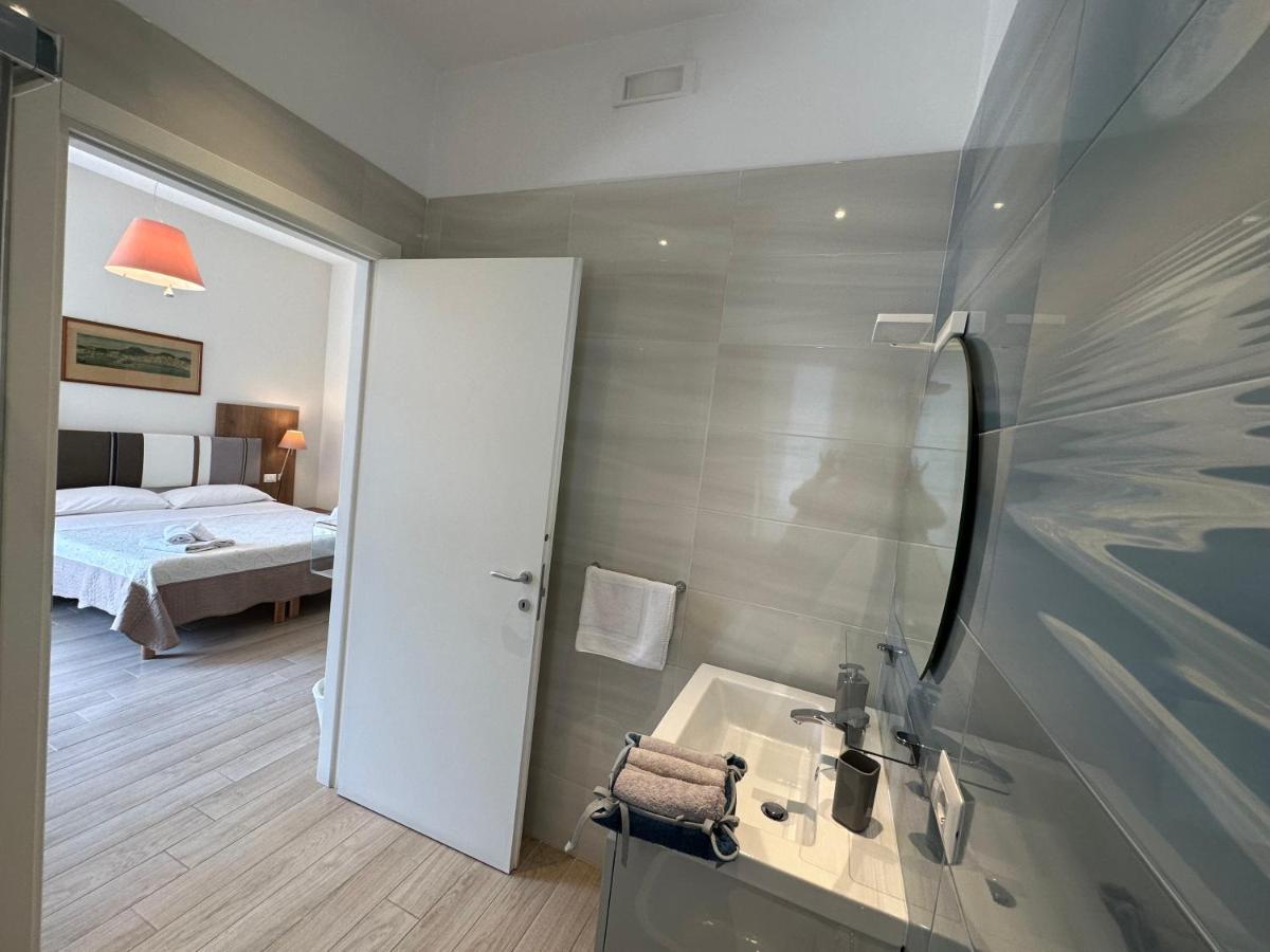 Domus Luca - Central Rooms In The Heart Of Naples Extérieur photo