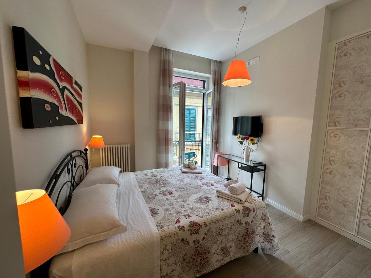 Domus Luca - Central Rooms In The Heart Of Naples Extérieur photo