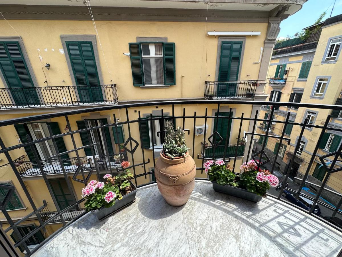 Domus Luca - Central Rooms In The Heart Of Naples Extérieur photo