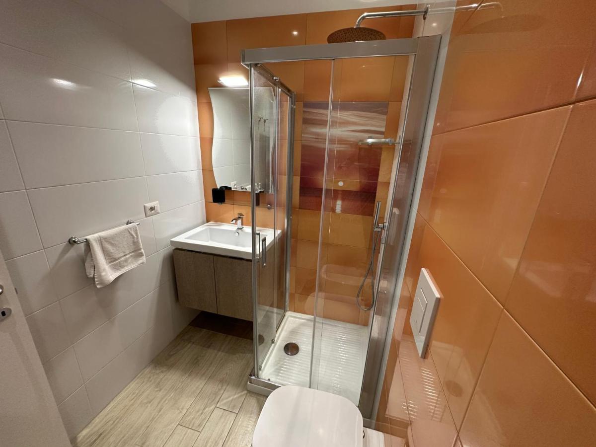 Domus Luca - Central Rooms In The Heart Of Naples Extérieur photo