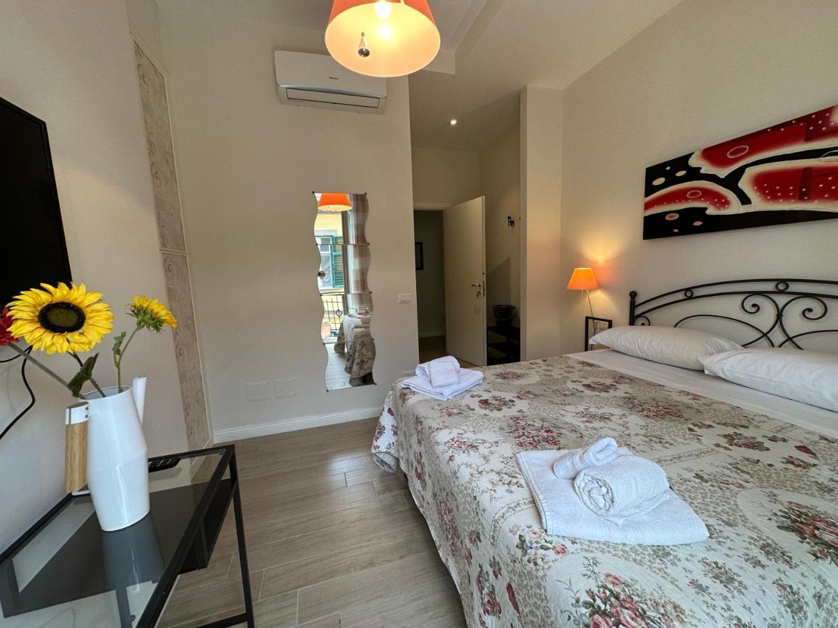 Domus Luca - Central Rooms In The Heart Of Naples Extérieur photo