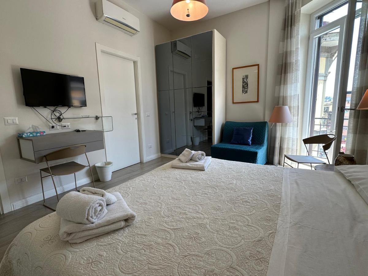 Domus Luca - Central Rooms In The Heart Of Naples Extérieur photo