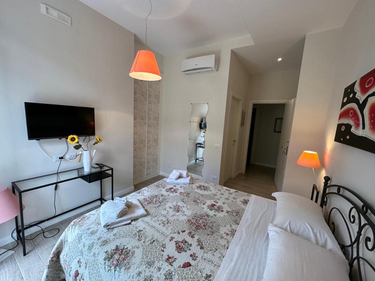 Domus Luca - Central Rooms In The Heart Of Naples Extérieur photo