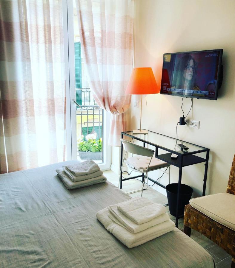 Domus Luca - Central Rooms In The Heart Of Naples Extérieur photo
