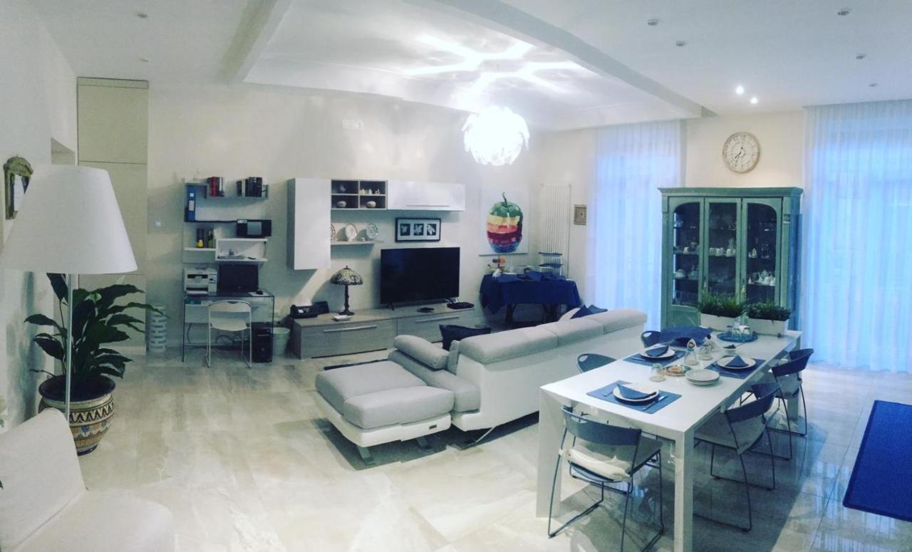 Domus Luca - Central Rooms In The Heart Of Naples Extérieur photo